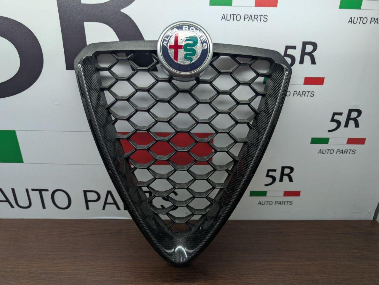 решетка радиатора Alfa Romeo Stelvio 1 поколение 949 2019, 2.2 л., дизель, АКПП, внедорожник 5 дв., полный привод, правый руль, 156108638 - фото №1