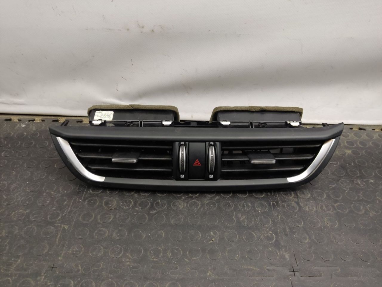 дефлектор обдува салона Alfa Romeo Giulia 2 поколение 952 2018, 2.0 л., бензин, АКПП, седан, задний привод, правый руль, 1561382380 - фото №1