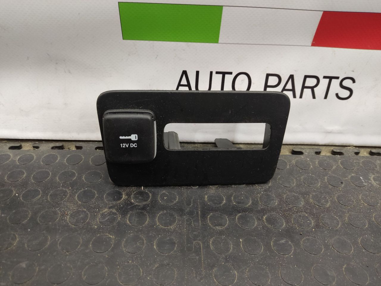 прикуриватель Alfa Romeo Giulia 2 поколение 952 2018, 2.2 л., дизель, АКПП, montecarlo blue, седан, задний привод, правый руль, 16109914 - фото №1