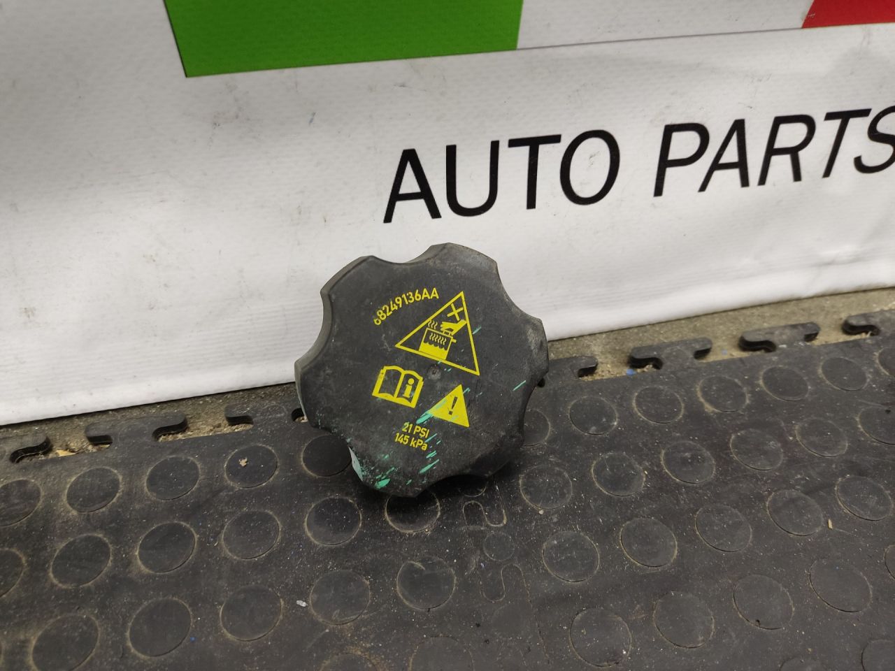 пробка маслозаливная Alfa Romeo Stelvio 1 поколение 949 2019, 2.0 л., бензин, АКПП, rosso red, внедорожник 5 дв., полный привод, правый руль - фото №1