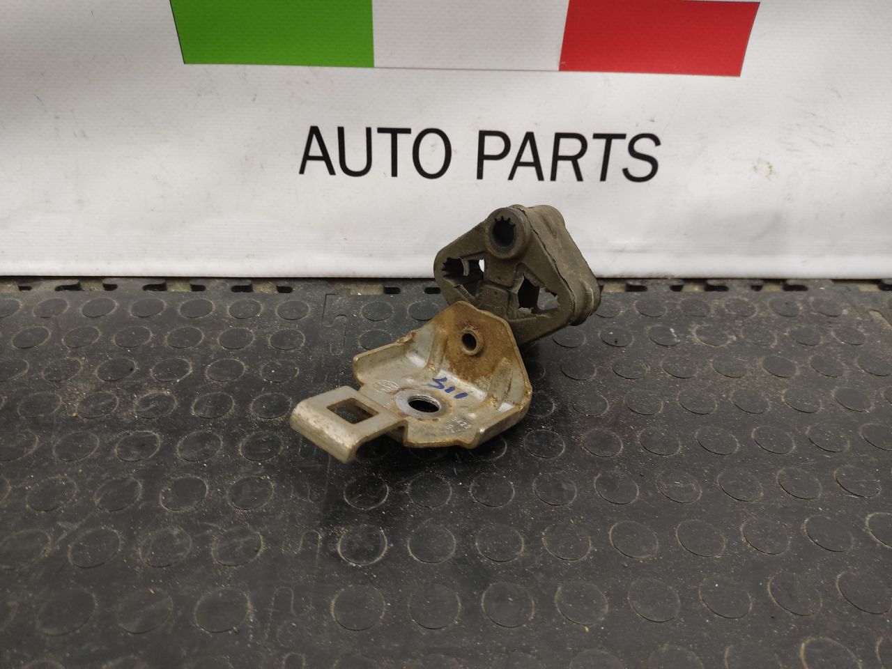 кронштейн глушителя Alfa Romeo Stelvio 1 поколение 949 2018, 2.0 л., бензин, АКПП, vesuvio gray metallic, внедорожник 5 дв., полный привод, правый руль, 50533703, 50544451 - фото №1