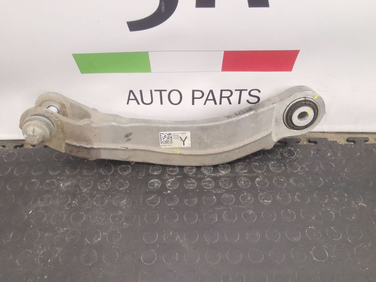 рычаг задний правый Maserati Grecale 1 поколение M182 2023, 2.0 л., бензин, АКПП, внедорожник 5 дв., полный привод, правый руль, 670161062 - фото №1