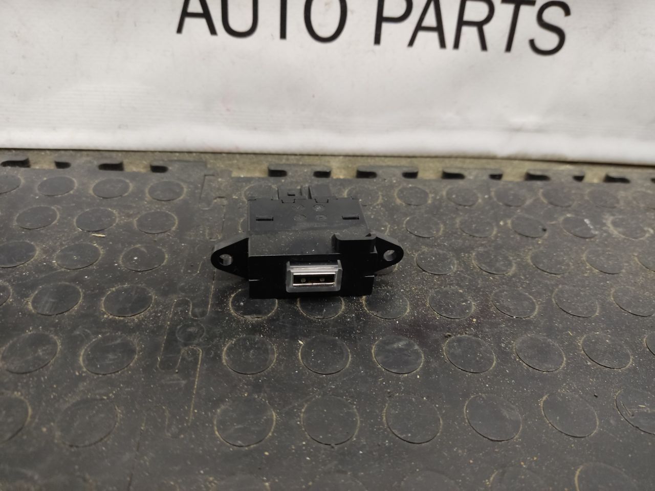 разъем AUX / USB Alfa Romeo Giulia 2 поколение 952 2019, 2.0 л., бензин, АКПП, rosso red, седан, задний привод, правый руль, 505487510 - фото №1