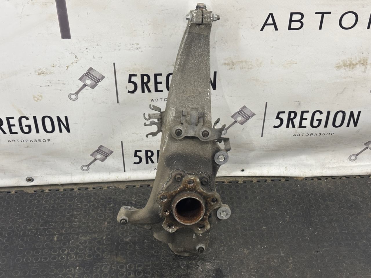 кулак поворотный левый BMW 7 серия G11/G12 2018, 3.0 л., дизель, АКПП, седан, задний привод, правый руль - фото №1