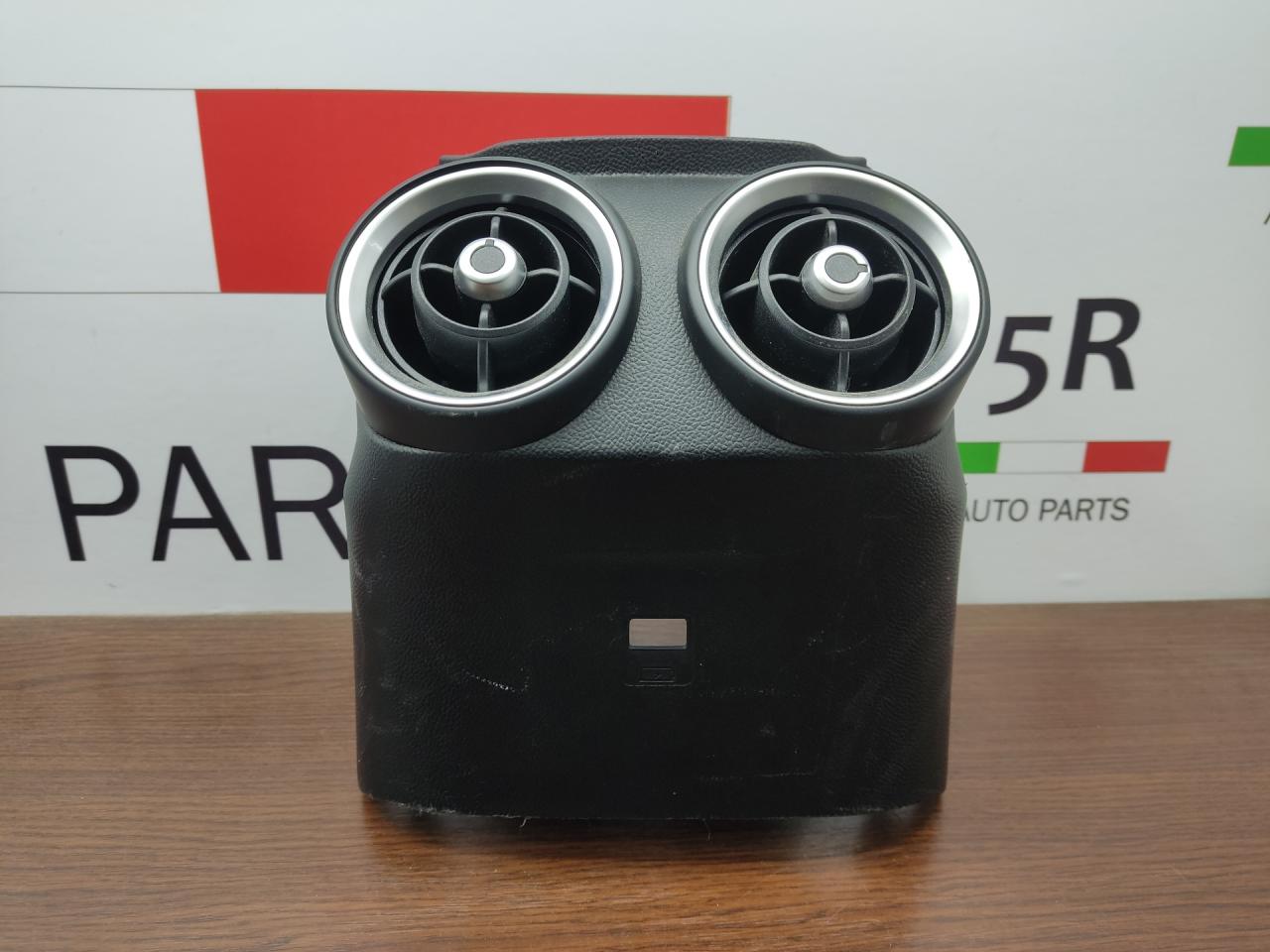 дефлектор обдува салона Alfa Romeo Giulia 2 поколение 952 2017, 2.9 л., бензин, АКПП, rosso competizione, седан, задний привод, правый руль, 156110147 - фото №1