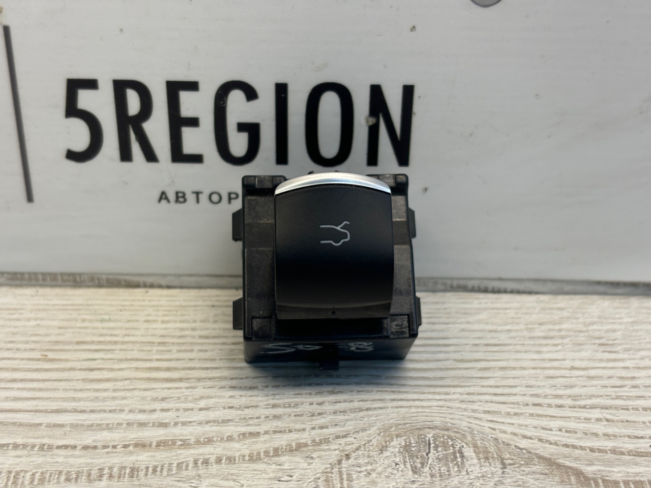 кнопка открытия багажника Alfa Romeo Stelvio 1 поколение 949 2019, 2.2 л., дизель, АКПП, внедорожник 5 дв., полный привод, правый руль, 156117021 - фото №1