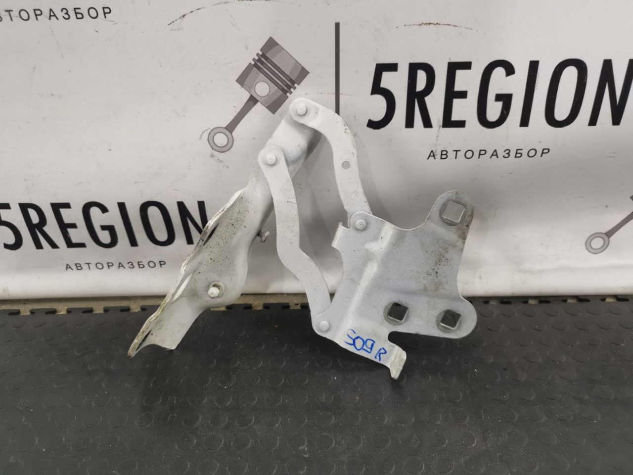 петля капота правая Alfa Romeo Stelvio 1 поколение 949 2019, 2.2 л., дизель, АКПП, внедорожник 5 дв., полный привод, правый руль - фото №1