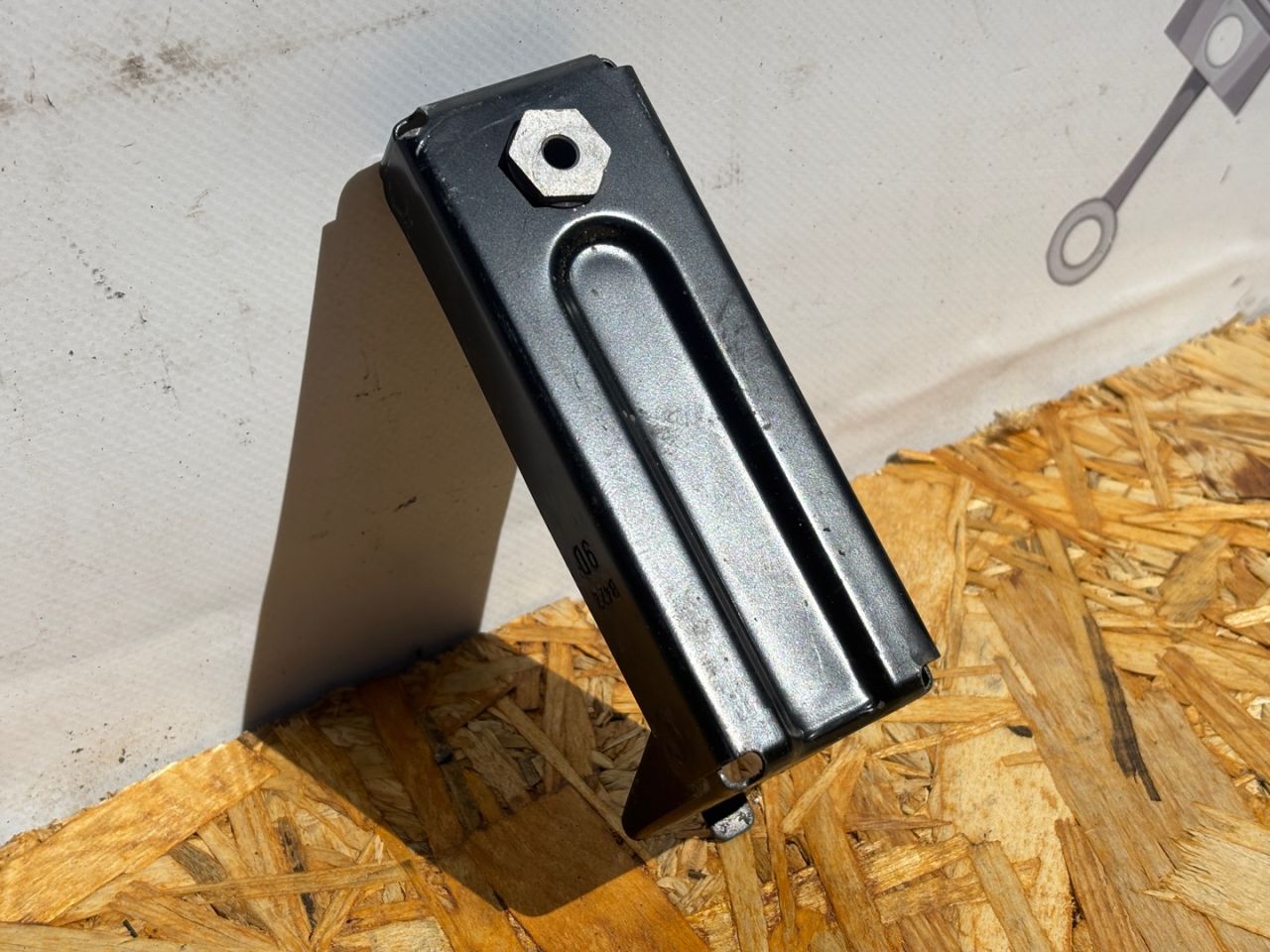 крепление фары левой Alfa Romeo Stelvio 1 поколение 949 2019, 2.0 л., бензин, АКПП, rosso red, внедорожник 5 дв., полный привод, правый руль - фото №1