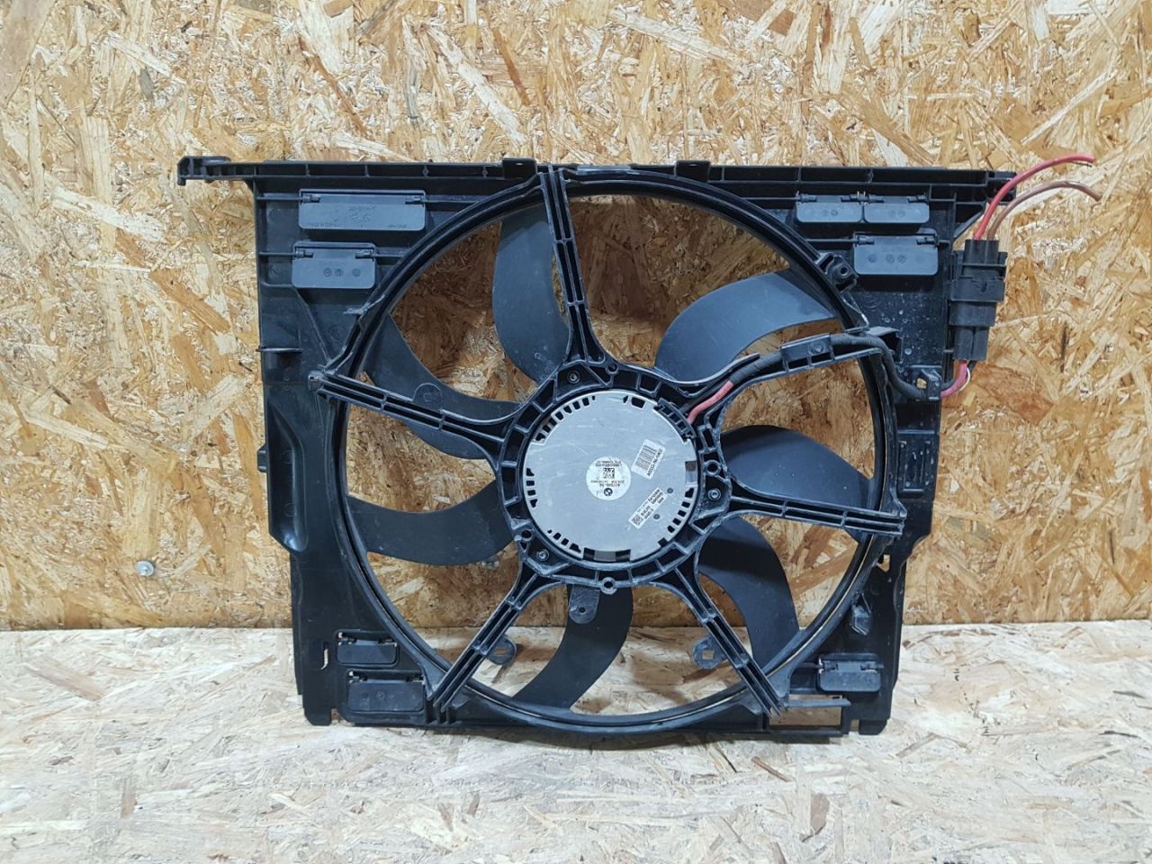 вентилятор радиатора BMW 5 серия F07/F10/F11 F11 2011, 3.0 л., дизель, АКПП, черный, универсал, задний привод, 7594610, 67327594610, 17428509741, 8509741, 17427599493, 7599493, 17427802943, 7802943 - фото №1