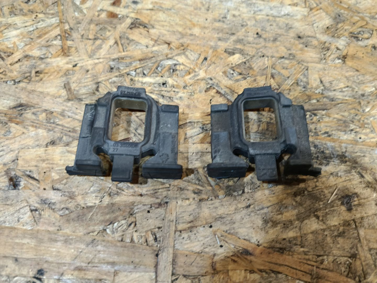 кронштейн радиатора BMW X2 F39 2018, 2.0 л., дизель, МКПП, внедорожник 5 дв., полный привод, правый руль, 17118617885, 8617885, 8617884, 17118617884 - фото №1