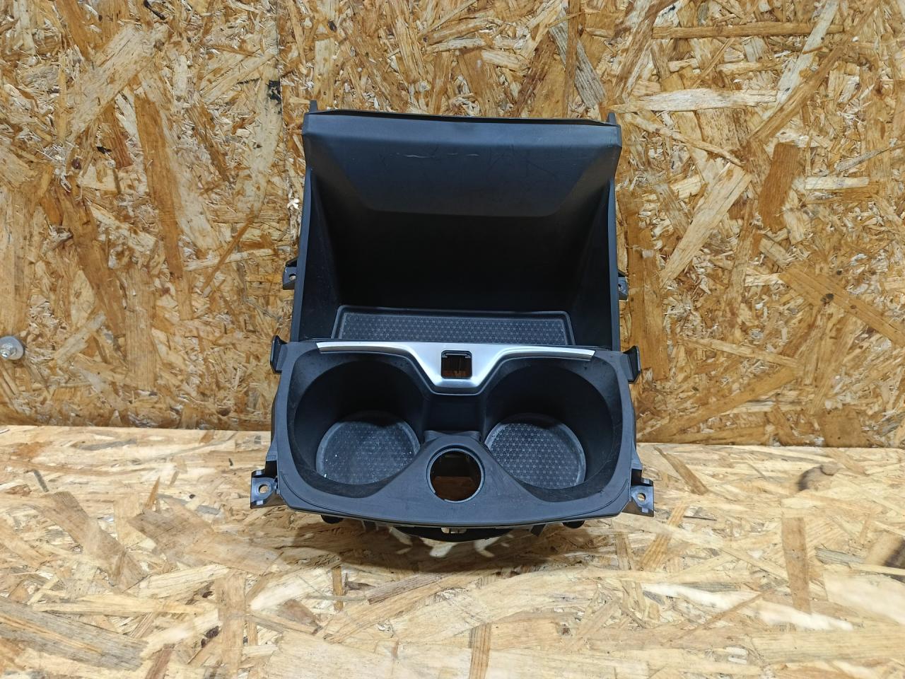 подстаканник BMW 1 серия F40 2024, бензин, МКПП, черный, хетчбэк 5 дв., передний привод, 5A37574, 51167951772, 7951772 - фото №1