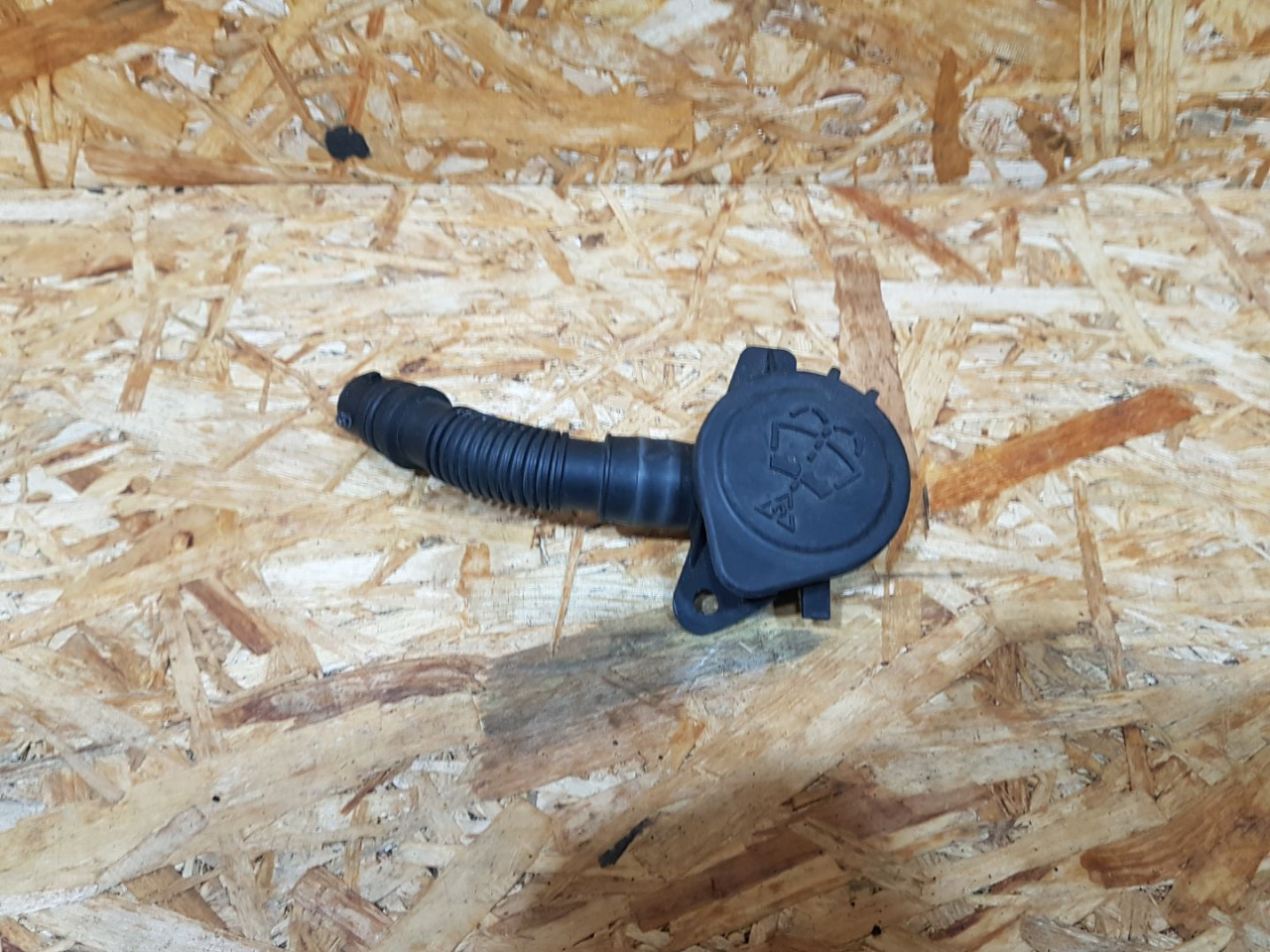 горловина бачка омывателя BMW 3 серия F30/F31/F34 F30 2014, 2.0 л., дизель, МКПП, седан, полный привод, правый руль, 7241664, 61667241664 - фото №1