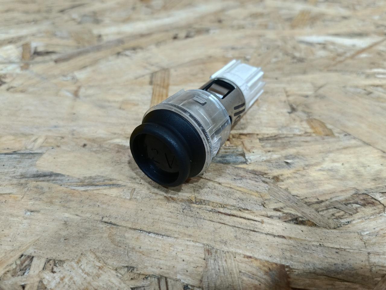 гнездо прикуривателя BMW 1 серия F40 2024, бензин, МКПП, черный, хетчбэк 5 дв., передний привод, 61345A441C6, 5A441C6, 61347947767, 7947767 - фото №1