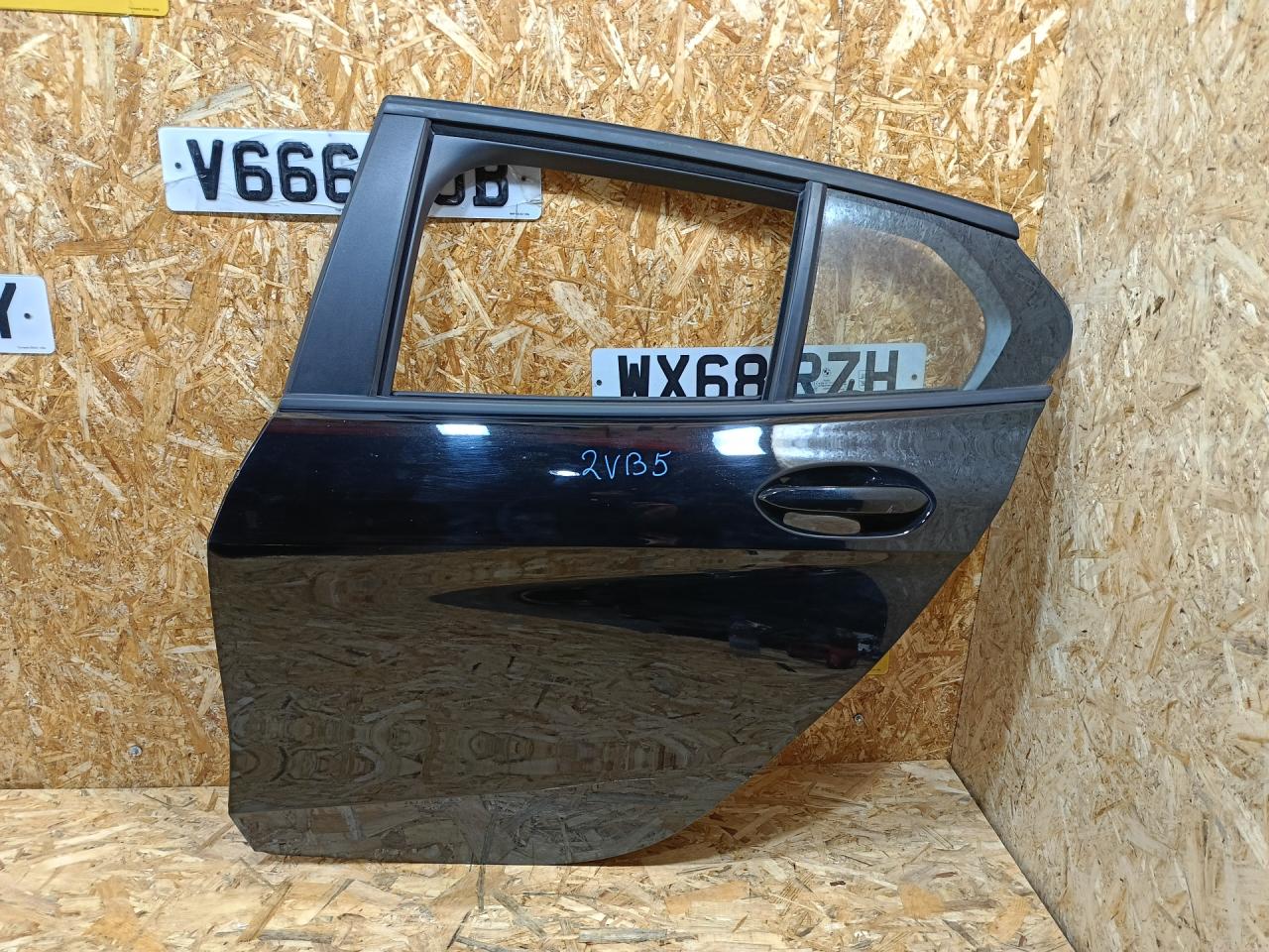 форточка задняя правая BMW 1 серия F40 2024, бензин, МКПП, черный, хетчбэк 5 дв., передний привод, 51357452414, 7452414 - фото №1