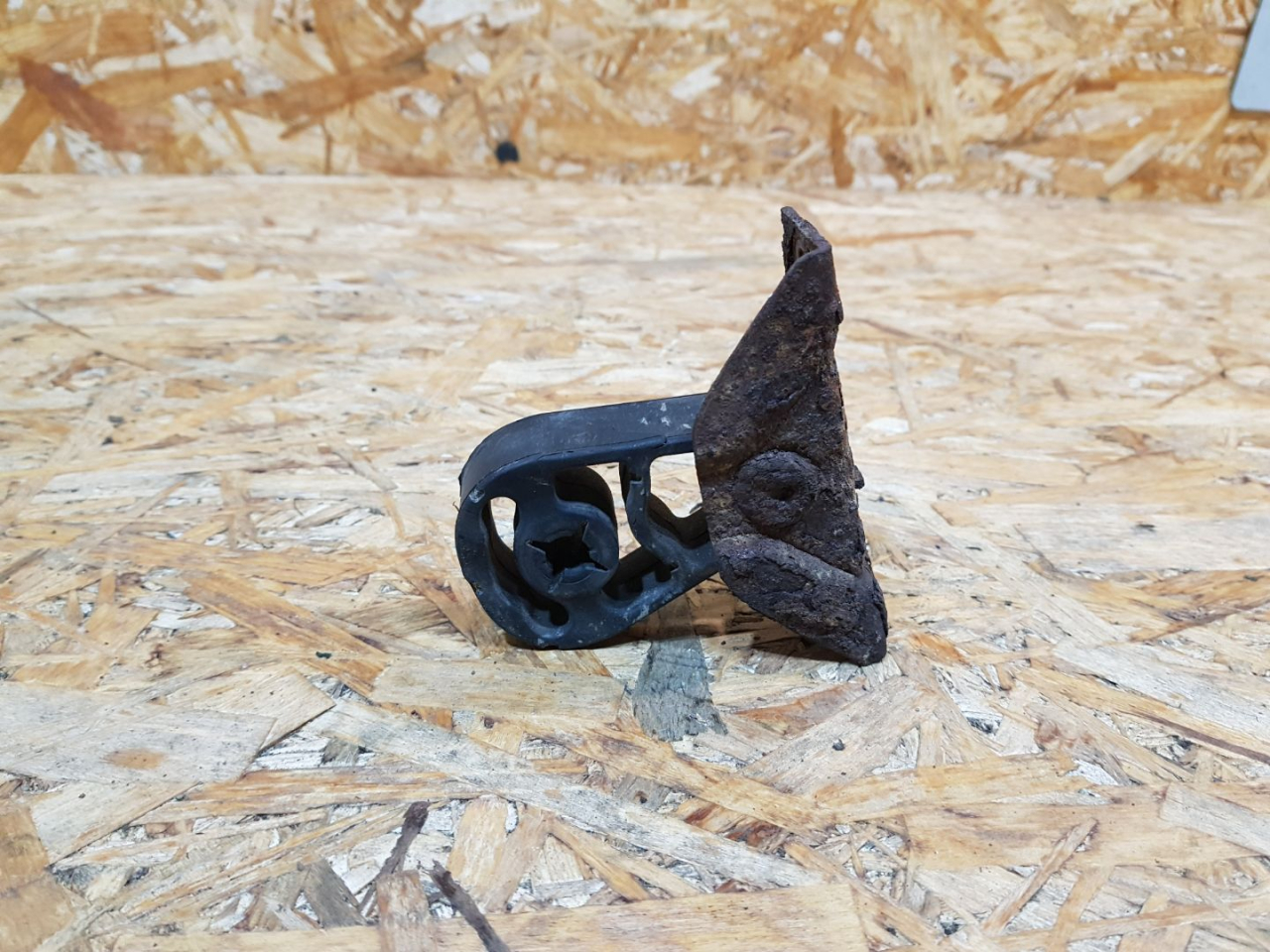 Резинка глушителя BMW X5 E70 2007, 3.0 л., дизель, АКПП, внедорожник 5 дв., полный привод, правый руль, 7568777, 18207568777 - фото №1