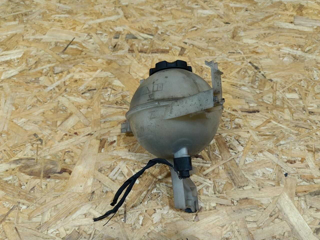 бачок расширительный BMW 5 серия G30/G31 G31 2020, 3.0 л., дизель, АКПП, универсал, полный привод, правый руль, 8410654, 17138610654, 8610654, 17117639020, 7639020, 17117521071, 7521071 - фото №1