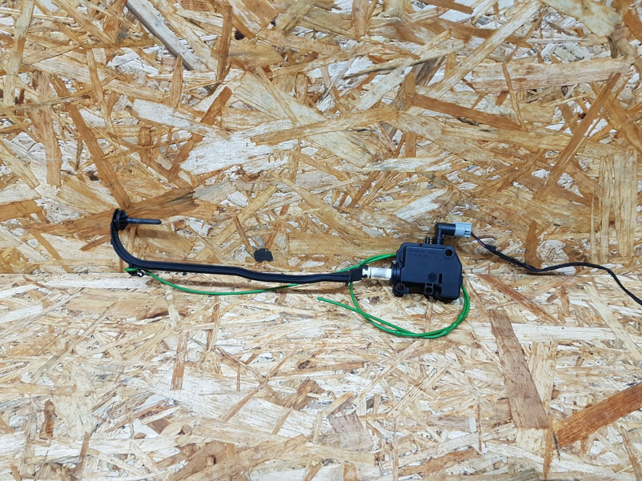 активатор замка крышки топливного бака BMW 3 серия F30/F31/F34 F30 2014, 2.0 л., дизель, МКПП, седан, полный привод, правый руль, 7270792, 67117270792 - фото №1