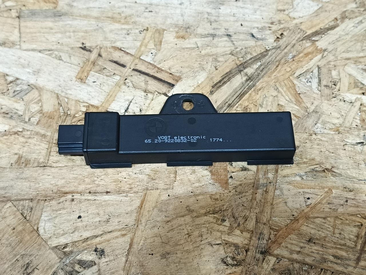 Антенна системы комфортного доступа BMW 5 серия G30/G31 G30 2017, 3.0 л., дизель, АКПП, синий, седан, полный привод, правый руль, 65209220832, 65209144260, 9144260, 9220832 - фото №1