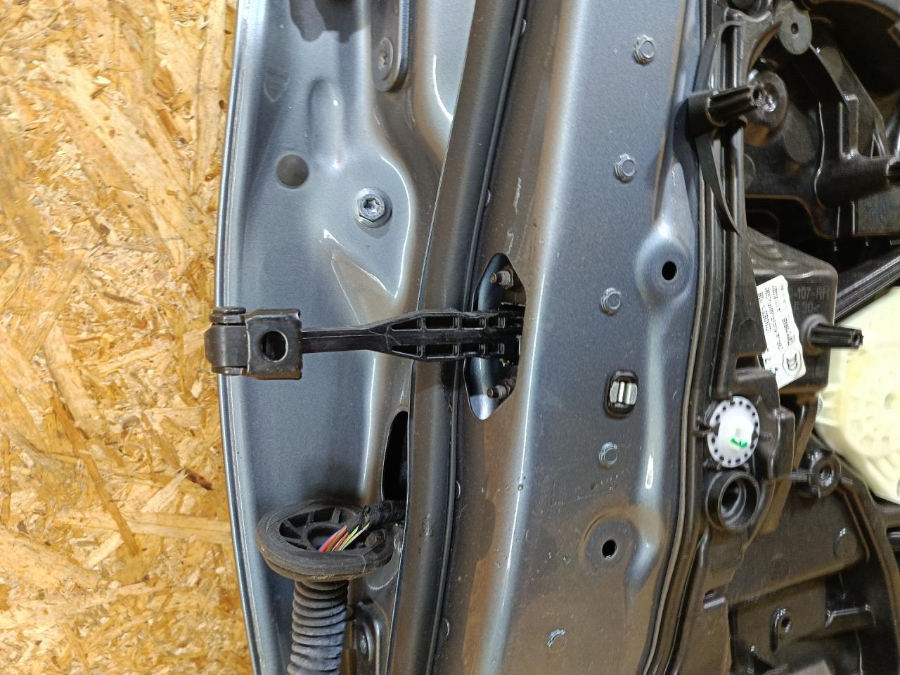 ограничитель открывания двери BMW 5 серия G30/G31 G30 2018, 3.0 л., дизель, АКПП, серый, седан, полный привод, правый руль, 51227341033, 7341033 - фото №1