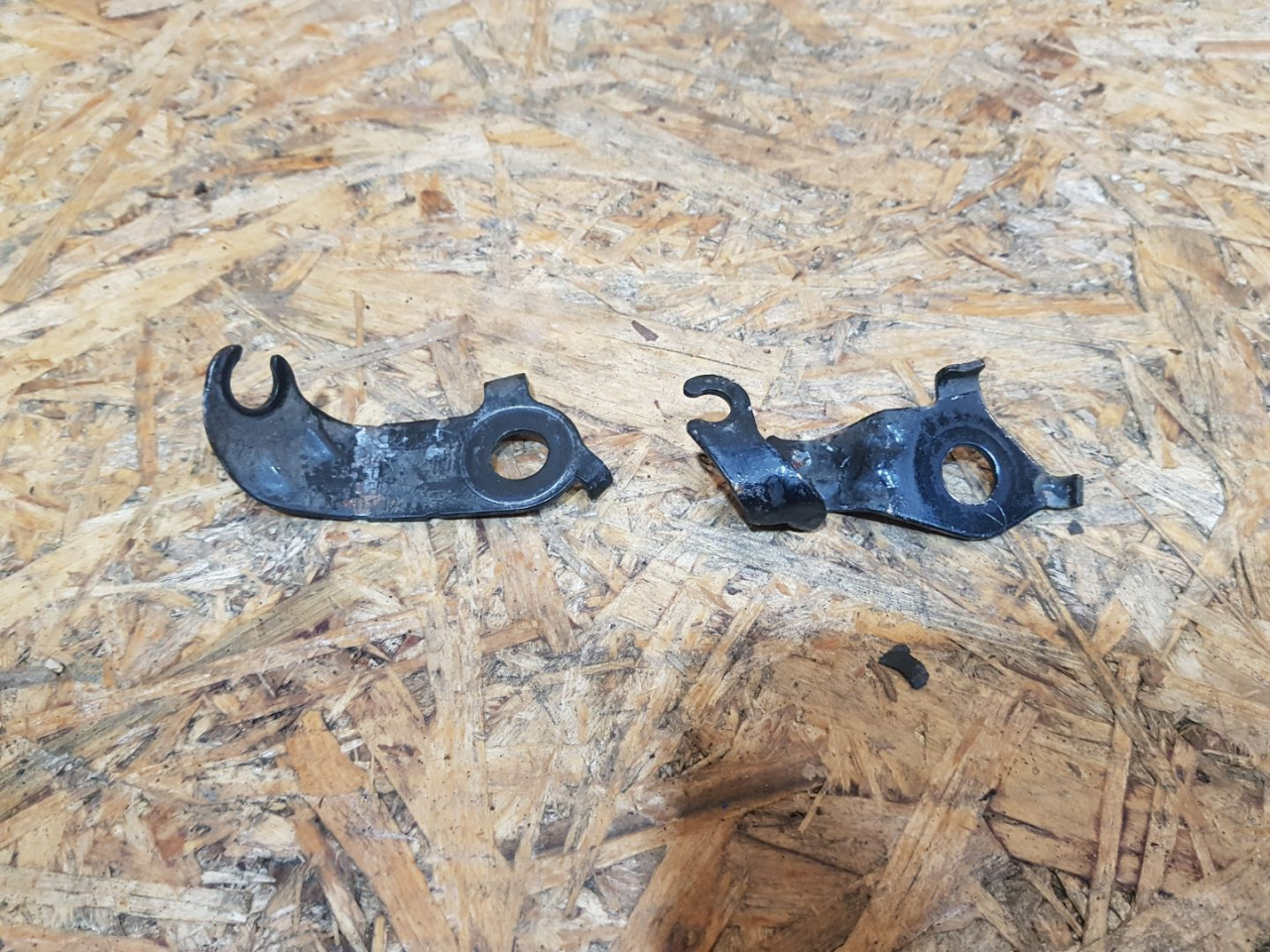 держатель тормозного шланга BMW X1 F48 2016, 2.0 л., дизель, АКПП, белый, внедорожник 5 дв., передний привод, правый руль, 6865027, 34526865027, 6865028, 34526865028 - фото №1