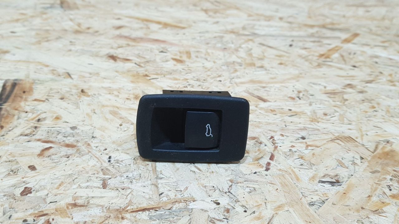 кнопка открытия багажника BMW X1 F48 2016, 2.0 л., дизель, АКПП, белый, внедорожник 5 дв., передний привод, правый руль, 9299447, 61319299447 - фото №1