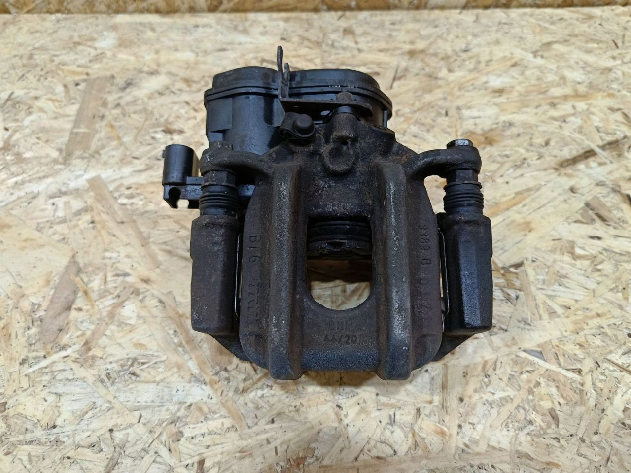 суппорт задний левый BMW 5 серия F07/F10/F11 F11 2011, 3.0 л., дизель, АКПП, черный, универсал, задний привод, 34216793041, 6793041 - фото №1