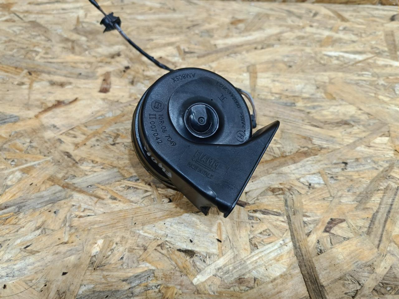 сигнал (клаксон) BMW 1 серия F40 2024, бензин, МКПП, черный, хетчбэк 5 дв., передний привод, 7214930, 61337214930 - фото №1