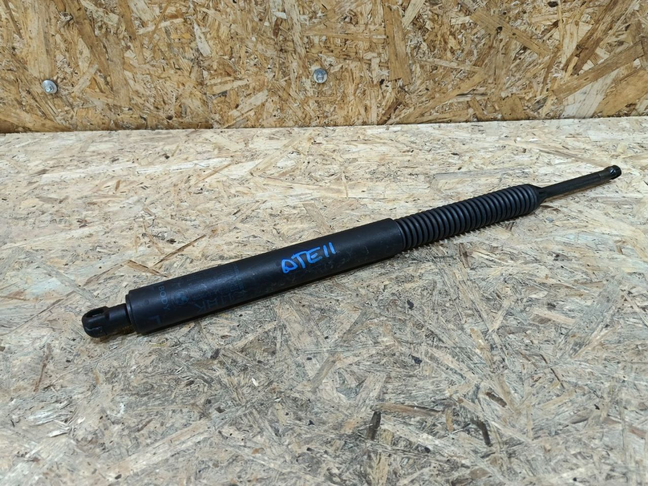 амортизатор крышки багажника (3-5 двери) BMW 5 серия F07/F10/F11 F11 2011, 3.0 л., дизель, АКПП, черный, универсал, задний привод, 7207011, 51247207011 - фото №1