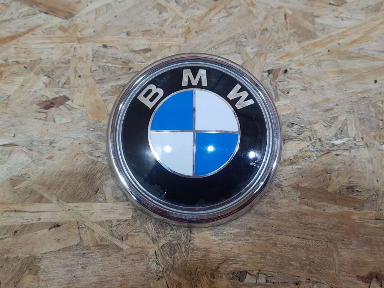 эмблема BMW X5 F15 2014, 3.0 л., дизель, АКПП, коричневый, внедорожник 5 дв., полный привод, 7294465, 51147294465 - фото №1