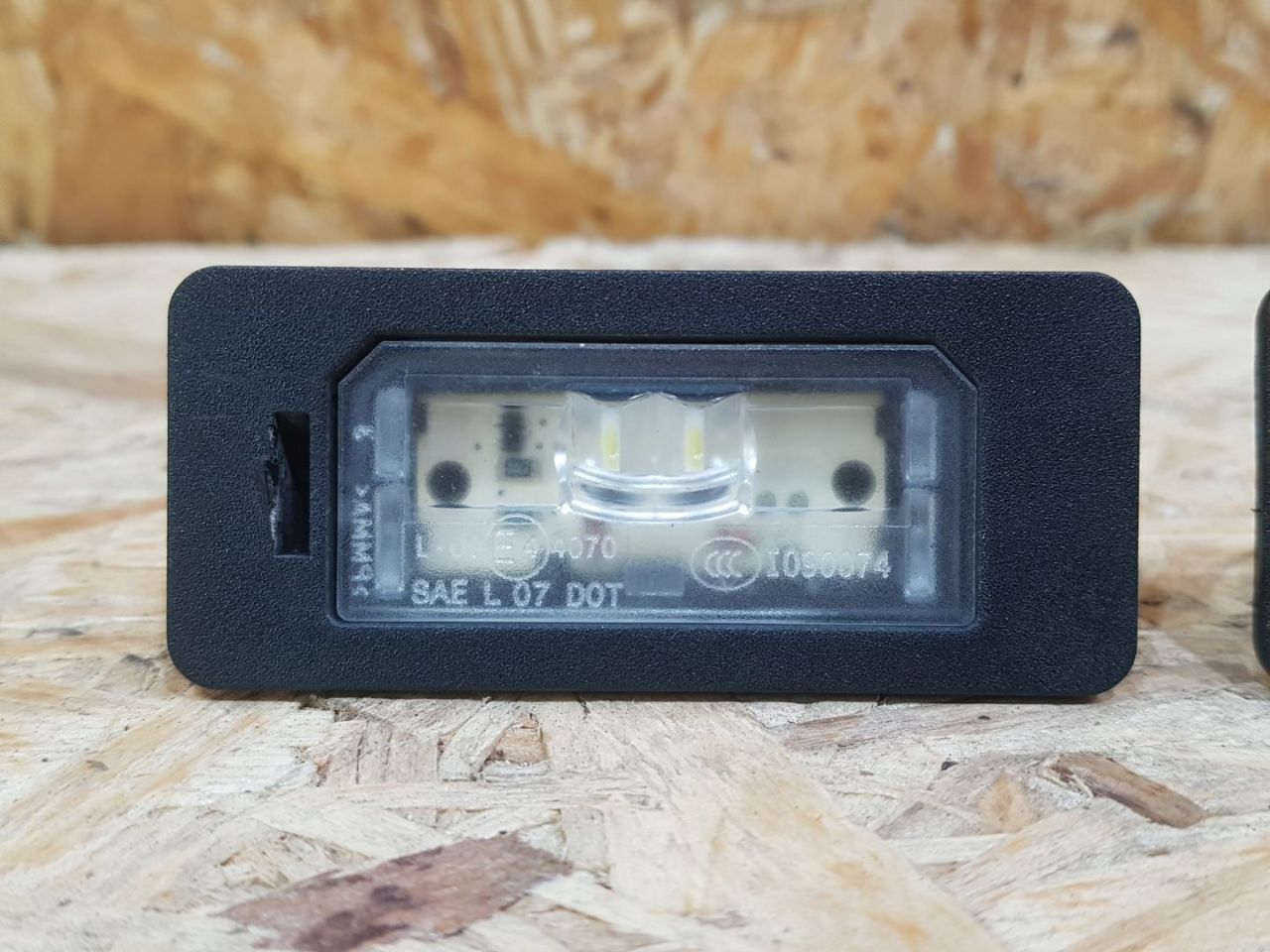 подсветка номера BMW X5 F15 2014, 3.0 л., дизель, АКПП, коричневый, внедорожник 5 дв., полный привод, 7193293, 63267193293 - фото №1