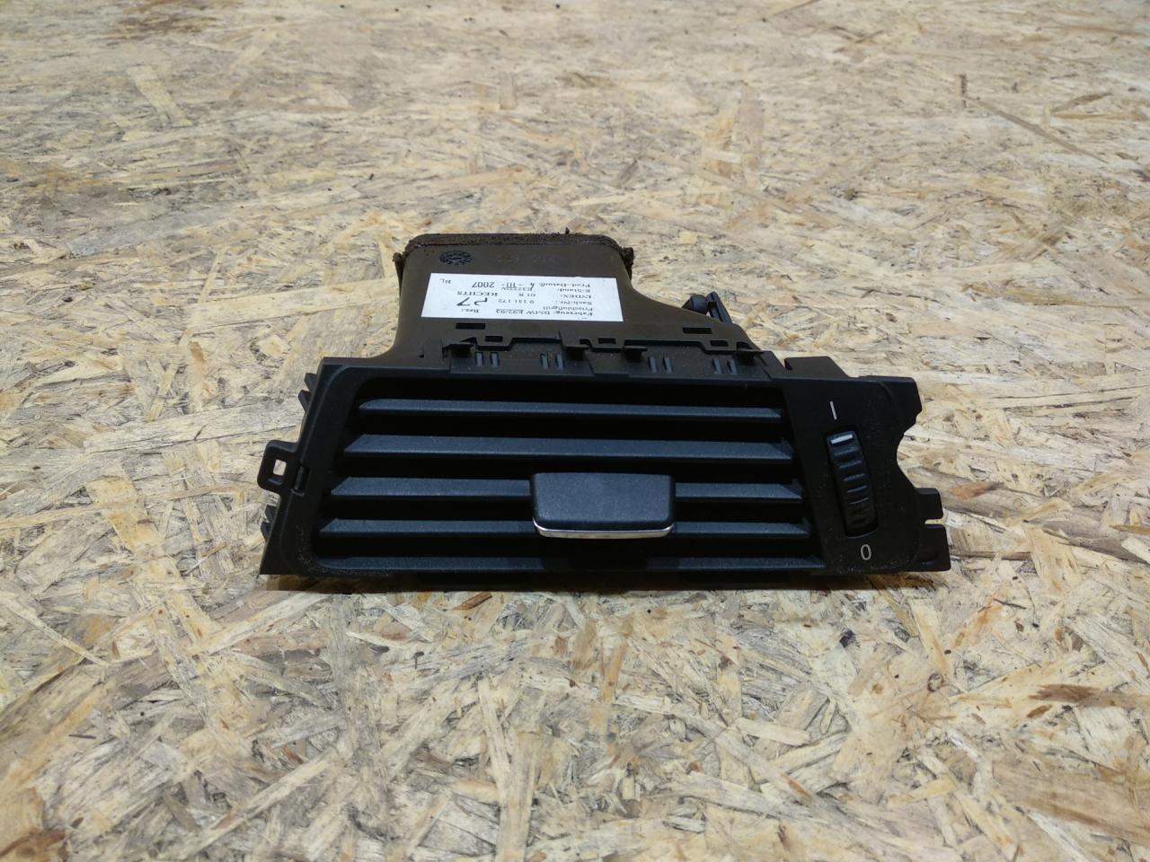 дефлектор обдува салона BMW 3 серия E90/E91/E92/E93 E92 2007, 3.0 л., дизель, АКПП, купе, задний привод, правый руль, 9130466, 64229130466, 64229151168, 9151168, 64229123300, 9123300, 64227144248, 7144248 - фото №1