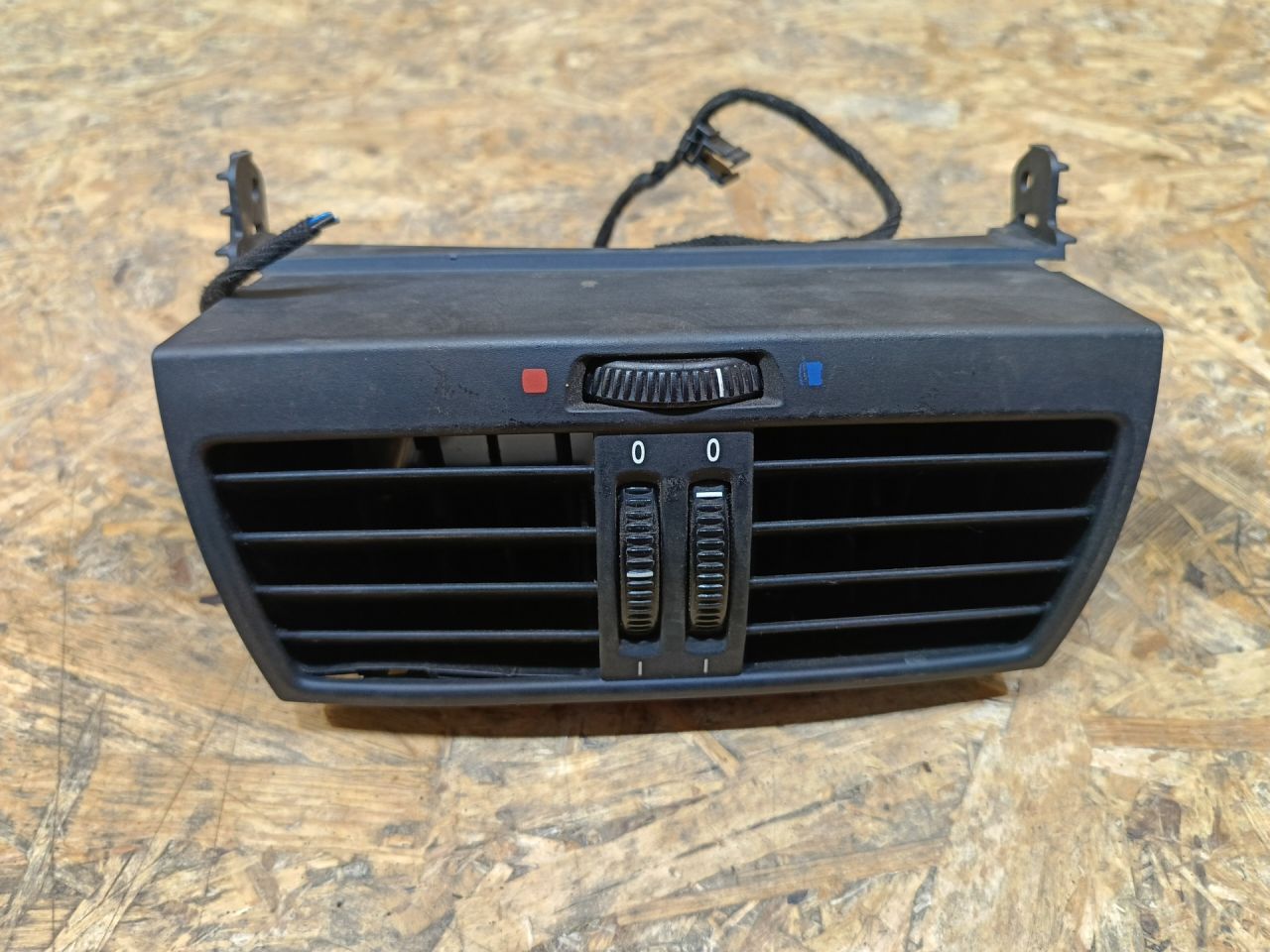 дефлектор обдува салона BMW X6 E71/E72 2008, 3.0 л., дизель, АКПП, внедорожник 5 дв., полный привод, правый руль, 6954953, 64226954953 - фото №1