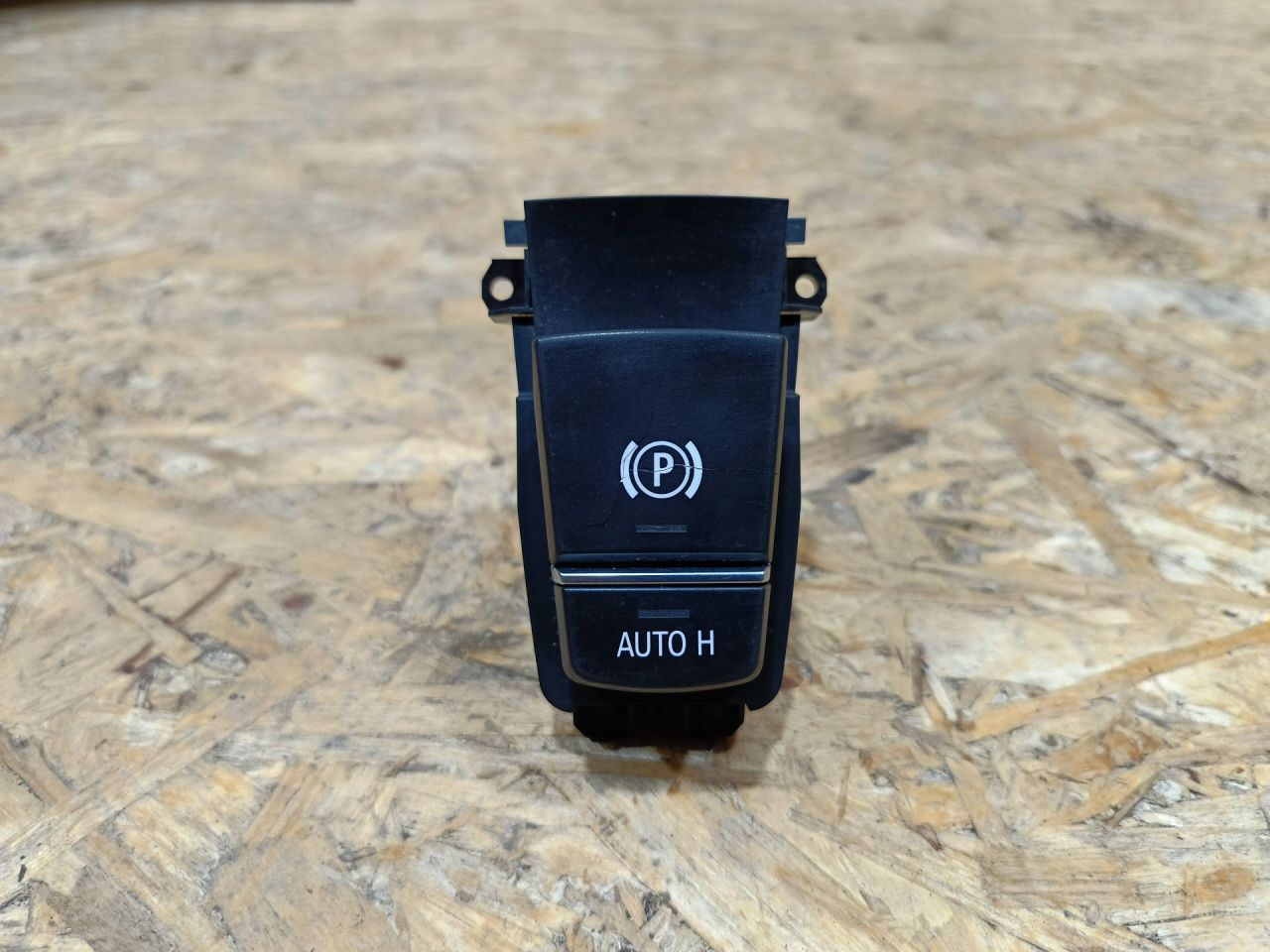 кнопка ручного тормоза (ручника) BMW X5 F15 2014, 3.0 л., дизель, АКПП, коричневый, внедорожник 5 дв., полный привод, 9349034, 61319349034, 61319350898, 9350898, 61319349036, 9349036, 61319318731, 9318731, 61319297858, 9297858, 61319267082, 9267082 - фото №1