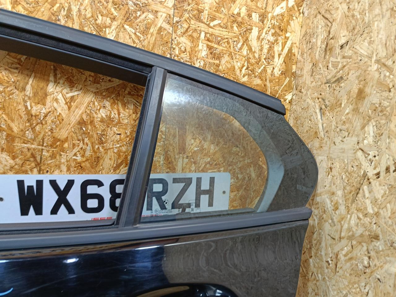 форточка задняя левая BMW 1 серия F40 2024, бензин, МКПП, черный, хетчбэк 5 дв., передний привод, 51357452413, 7452413 - фото №1