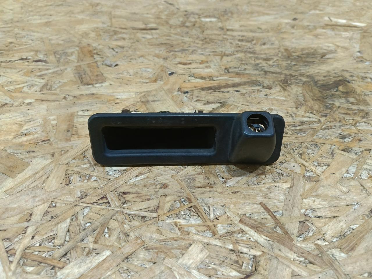 кнопка открытия багажника BMW 5 серия G30/G31 G30 2018, 3.0 л., дизель, АКПП, серый, седан, полный привод, правый руль, 7381868, 51247381868 - фото №1