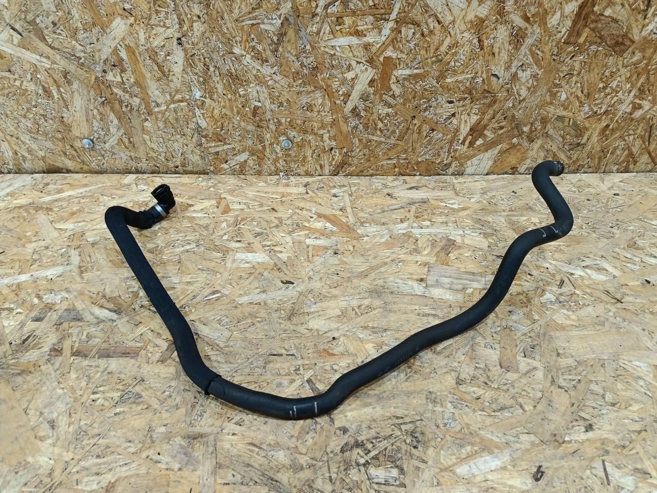 патрубок радиатора BMW 5 серия G30/G31 G30 2018, 3.0 л., дизель, АКПП, серый, седан, полный привод, правый руль, 9299620, 64219299620 - фото №1