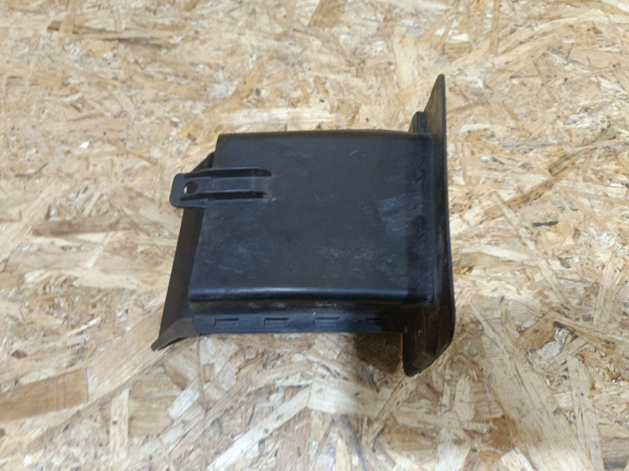 воздуховод тормозной правый BMW 5 серия F07/F10/F11 F10 2012, 2.0 л., N47 D20 C, дизель, МКПП, седан, задний привод, правый руль, 51757185168, 7185168 - фото №1