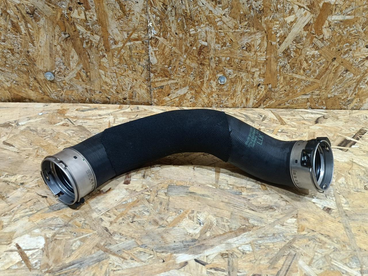 патрубок интеркулера BMW 1 серия F40 2024, бензин, МКПП, черный, хетчбэк 5 дв., передний привод, 8511338, 11618511338, 11614753651, 4753651, 8511368 - фото №1