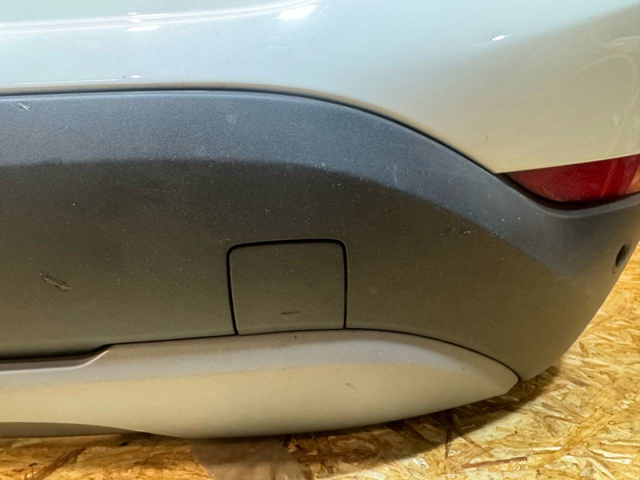 заглушка заднего бампера под крюк BMW X1 F48 2016, 2.0 л., дизель, АКПП, белый, внедорожник 5 дв., передний привод, правый руль, 51317361233, 7361233 - фото №1