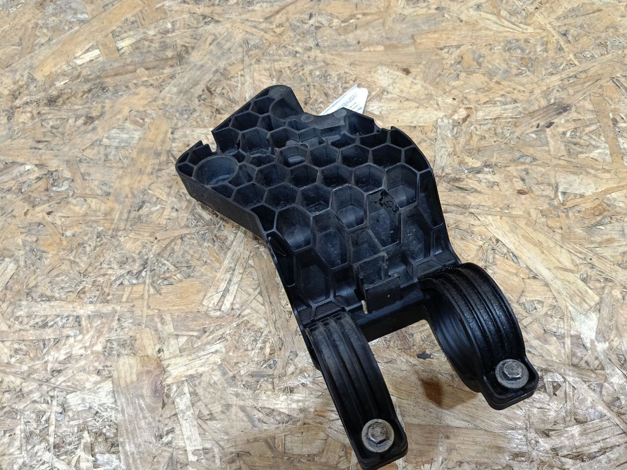 кронштейн топливного фильтра BMW X5 E70 2007, 3.0 л., дизель, АКПП, черный, внедорожник 5 дв., полный привод, правый руль, 16117206504, 7206504, 13327796063, 7796063, 13327802884, 7802884 - фото №1