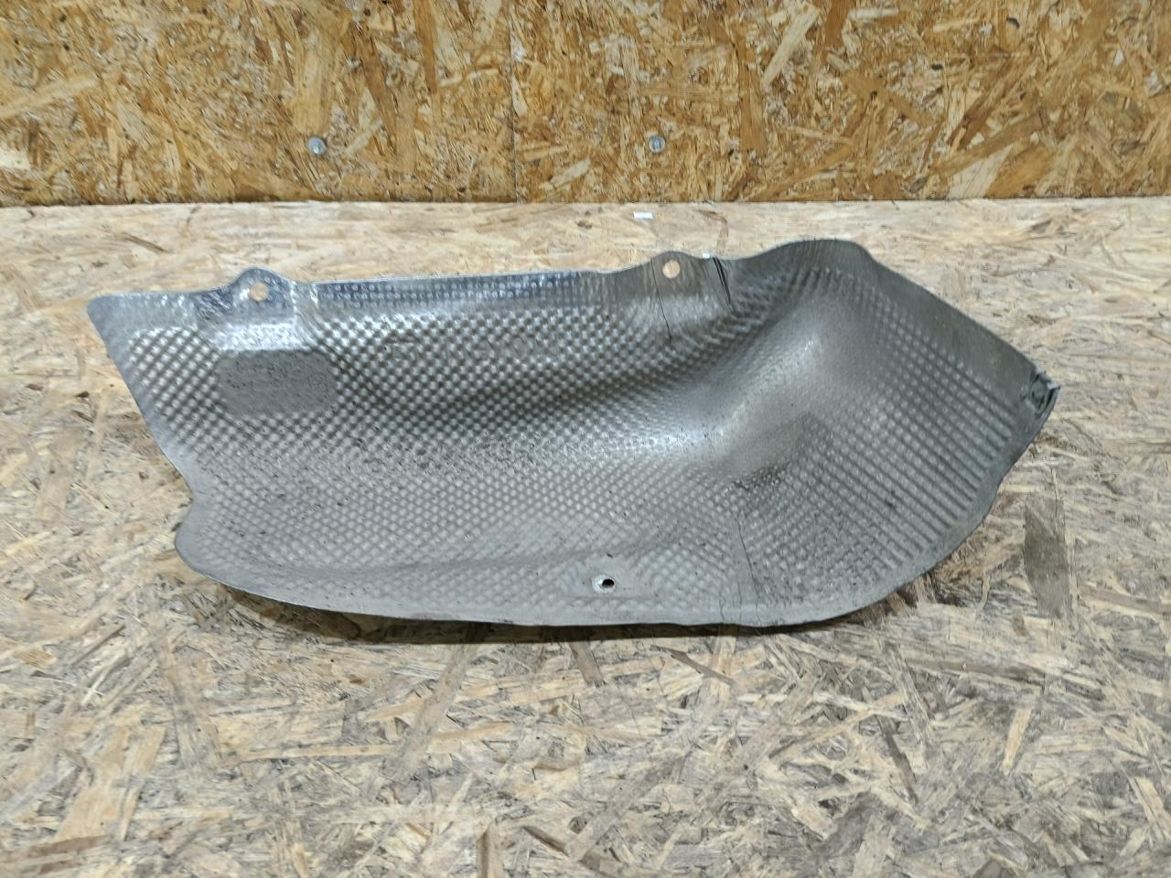 тепловой экран глушителя BMW 5 серия F07/F10/F11 F11 2011, 3.0 л., дизель, АКПП, черный, универсал, задний привод, 7207269 - фото №1