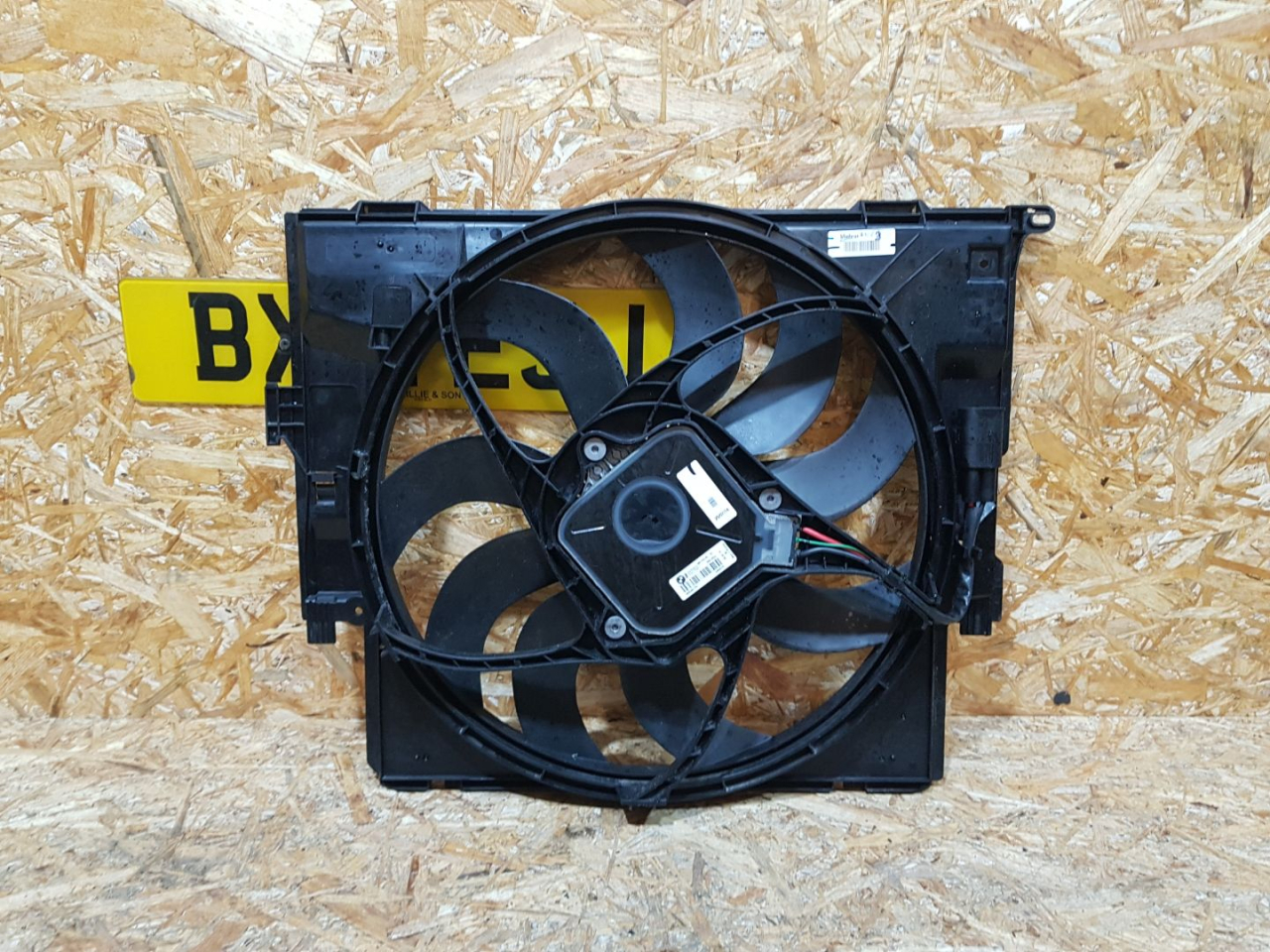 вентилятор радиатора BMW 3 серия F30/F31/F34 F30 2014, 2.0 л., дизель, АКПП, черный, седан, полный привод, правый руль, 17428641963, 8641963, 17428621191, 8621191, 17427640509, 7640509, 17427600558, 7600558 - фото №1