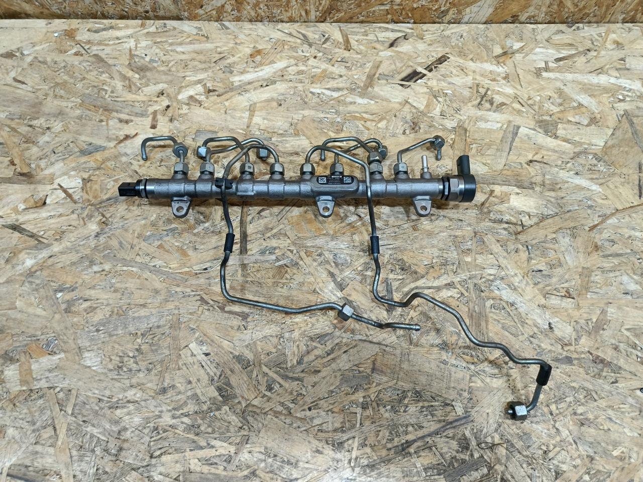 топливная рампа BMW 5 серия G30/G31 G30 2017, 3.0 л., дизель, АКПП, синий, седан, полный привод, правый руль, 8571569, 13538571569, 8574800, 13538574800, 8577634, 13538577634 - фото №1