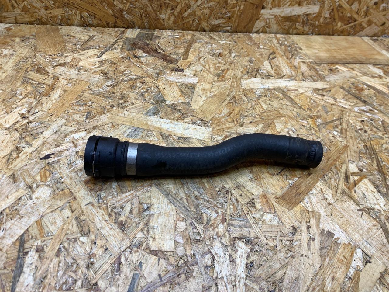 патрубок радиатора BMW X5 E70 2008, 3.0 л., дизель, АКПП, серый, внедорожник 5 дв., полный привод, правый руль, 6945268, 64216945268 - фото №1