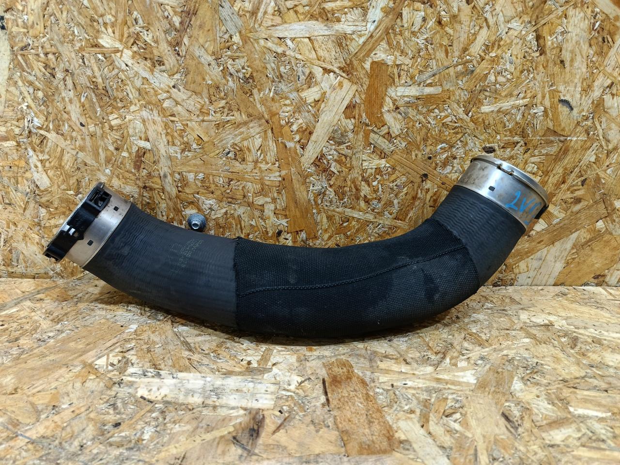 патрубок интеркулера BMW 2 серия Active Tourer F45 2015, дизель, АКПП, серый, минивэн, передний привод, 8511338, 11618511338, 11614753651, 4753651, 8511368 - фото №1