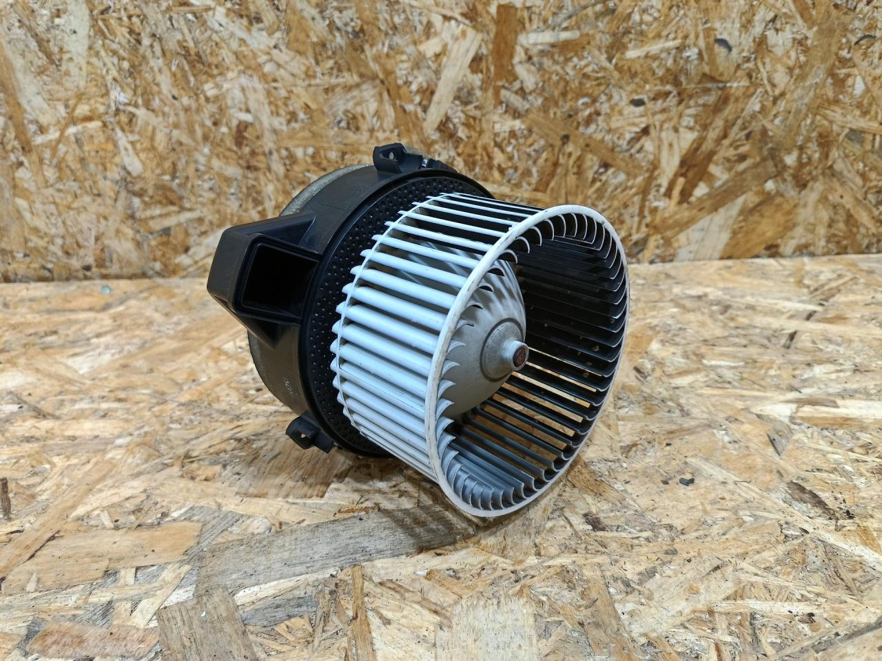 моторчик печки BMW 5 серия G30/G31 G30 2018, 3.0 л., дизель, АКПП, серый, седан, полный привод, правый руль, 0130309507 - фото №1