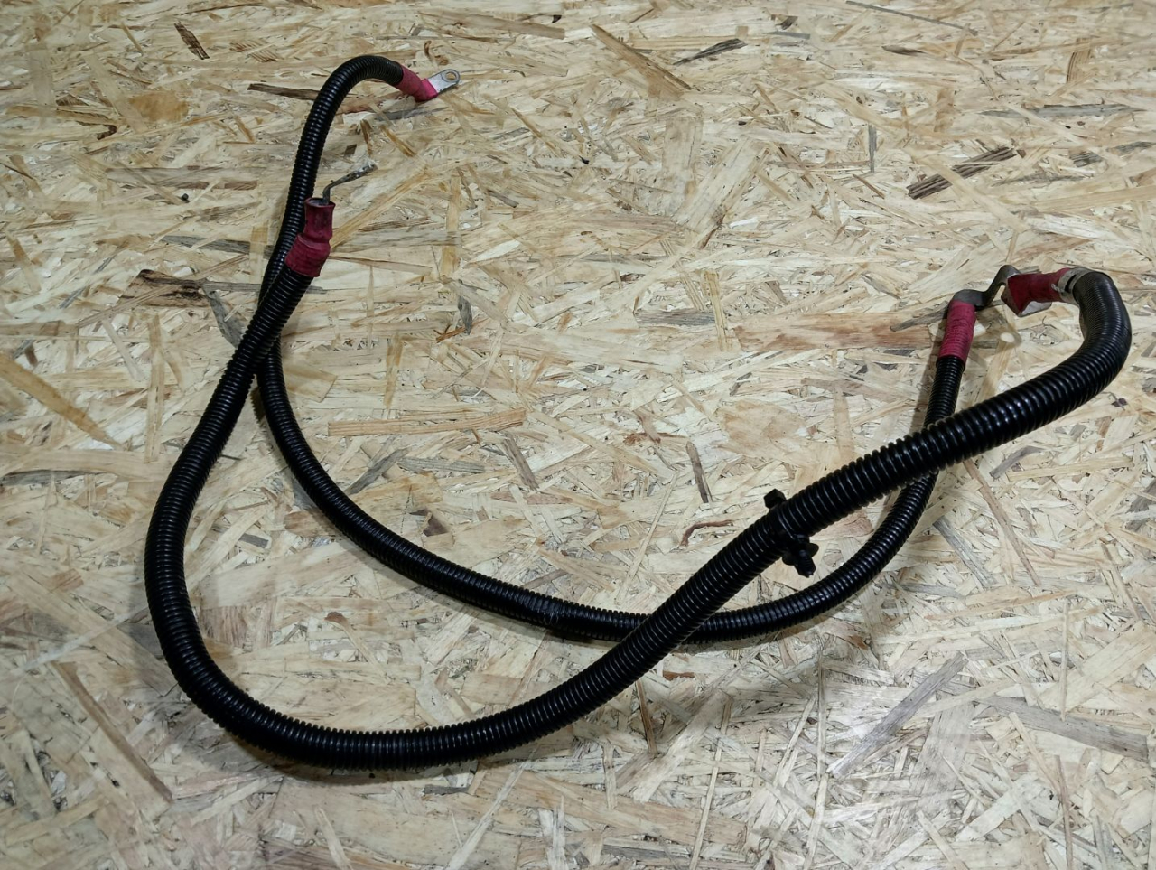 провод с генератора на стартер BMW 5 серия F07/F10/F11 F10 2012, 2.0 л., N47 D20 C, дизель, МКПП, седан, задний привод, правый руль, 8512480, 12428512480, 12428589932, 8589932 - фото №1