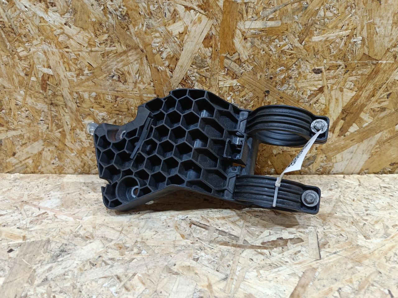 кронштейн топливного фильтра BMW X5 E70 2008, 3.0 л., дизель, АКПП, внедорожник 5 дв., полный привод, правый руль, 16117206504, 7206504, 13327796063, 7796063, 13327802884, 7802884 - фото №1