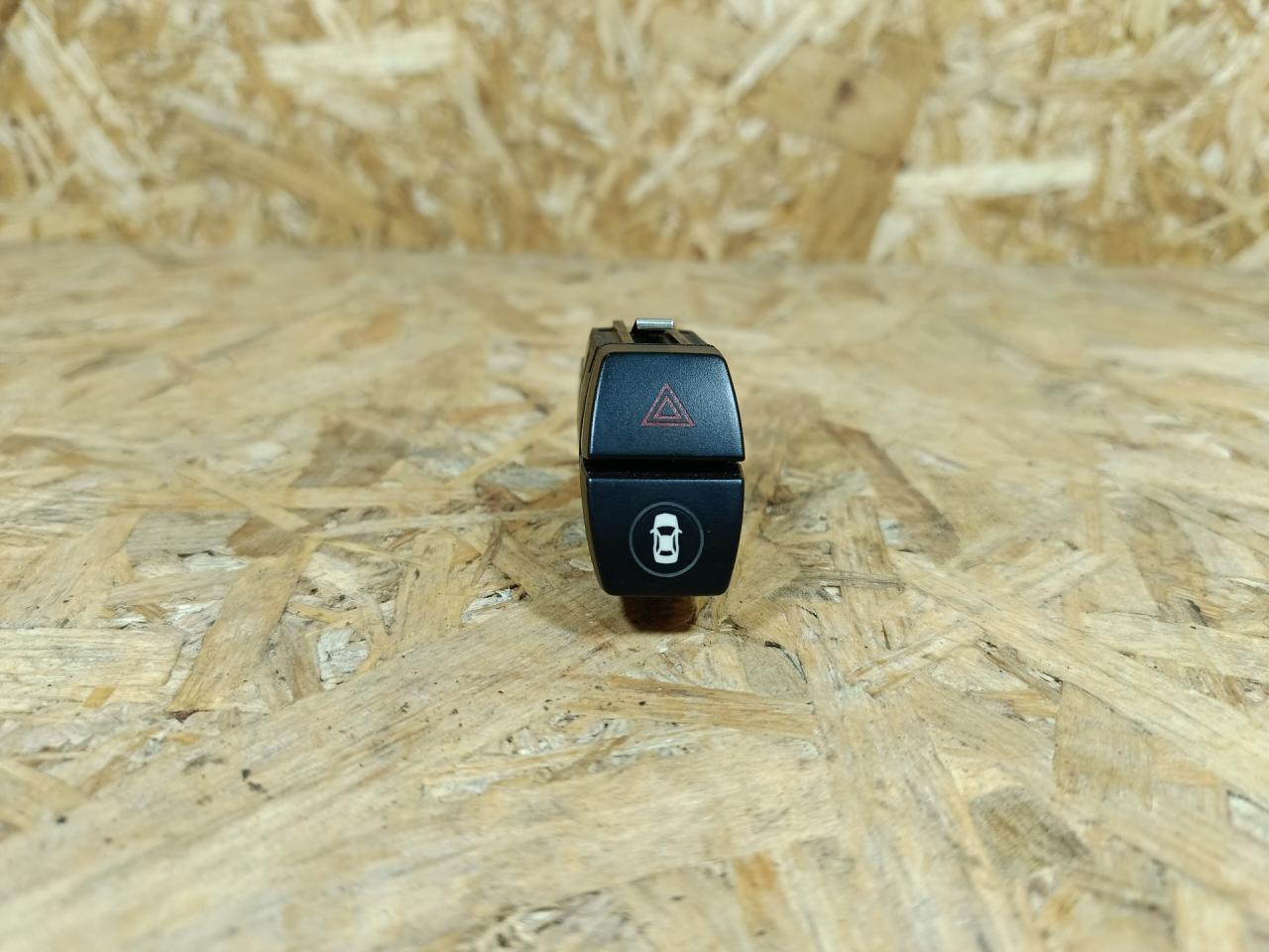 кнопка аварийной сигнализации BMW 2 серия Active Tourer F45 2015, дизель, АКПП, серый, минивэн, передний привод, 6842274, 61316842274, 61319354186, 9354186, 61319317217, 9317217, 61319313543, 9313543 - фото №1