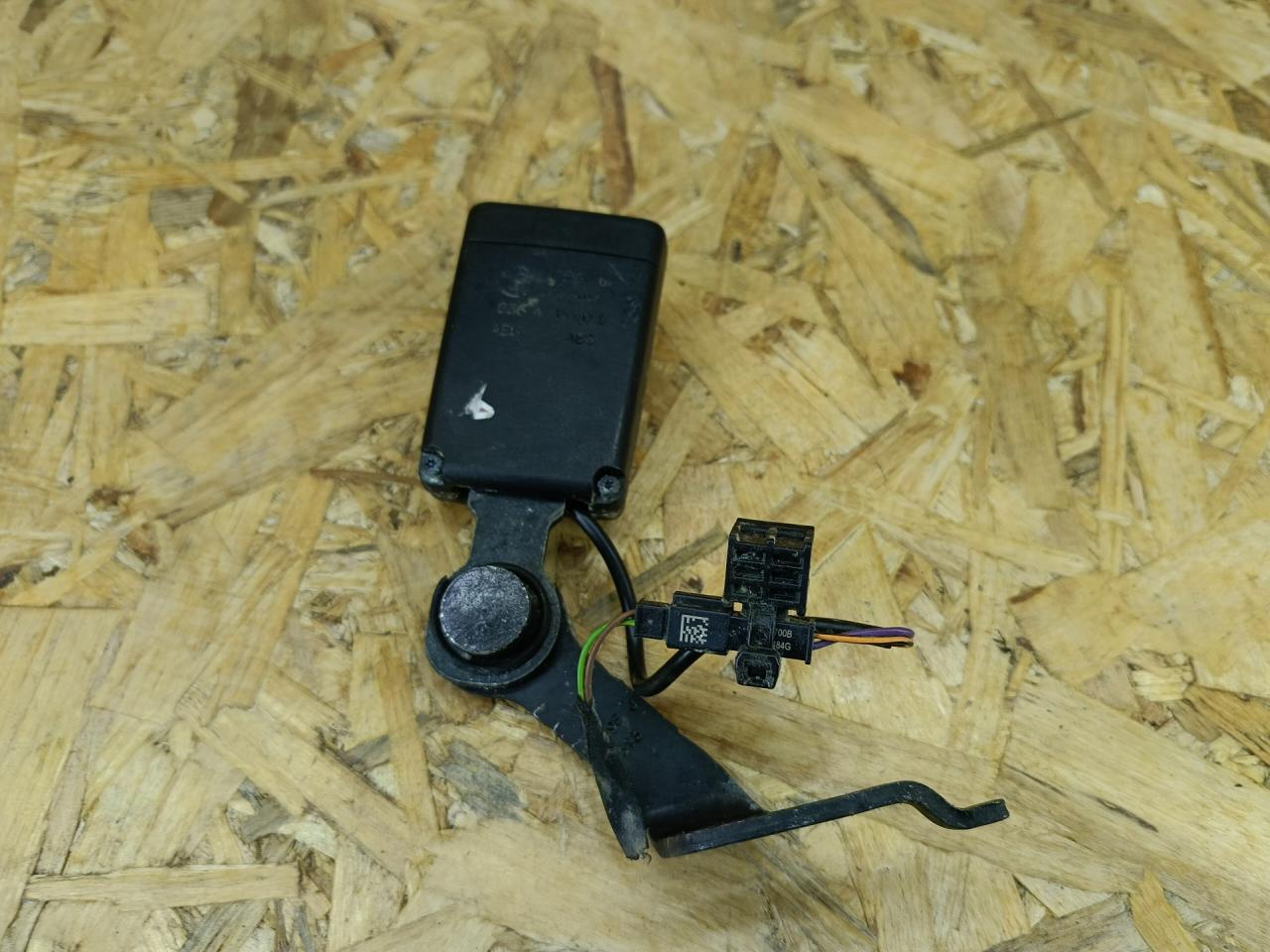 замок ремня безопасности BMW 5 серия G30/G31 G30 2017, 3.0 л., дизель, АКПП, синий, седан, полный привод, правый руль, 7475017, 72117475017 - фото №1